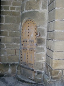 Porte dérobée menant au clocher