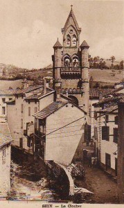 Seix. Le clocher de l'église et la maison à double balcons